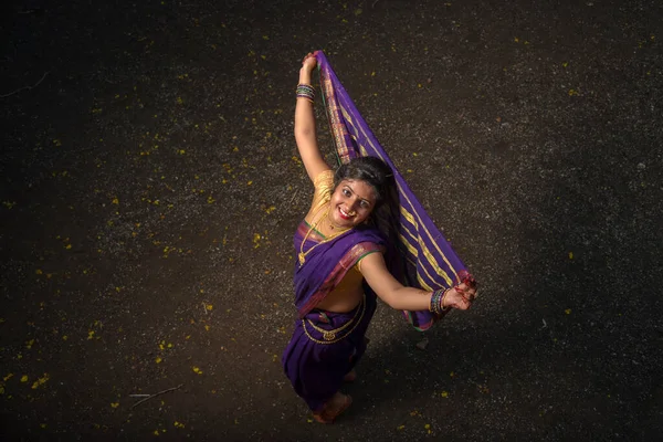 Indien Traditionnel Belle Jeune Fille Dans Saree Posant Extérieur — Photo