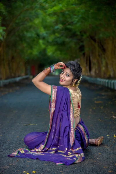 印度传统美丽的小女孩在外面摆姿势 — 图库照片