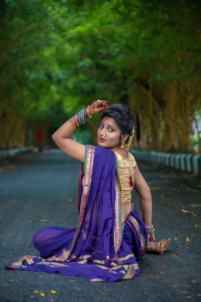 Indiana Tradicional Bela Menina Bonita Saree Posando Livre — Fotografia de Stock