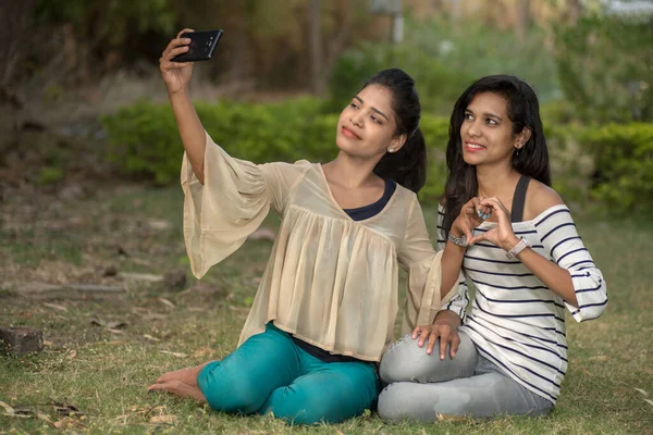 Dvě Krásné Přítelkyně Brát Selfie Chytrým Telefonem Venku — Stock fotografie