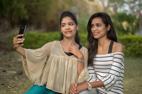 Dos Hermosas Amigas Tomando Selfie Con Smartphone Aire Libre — Foto de Stock