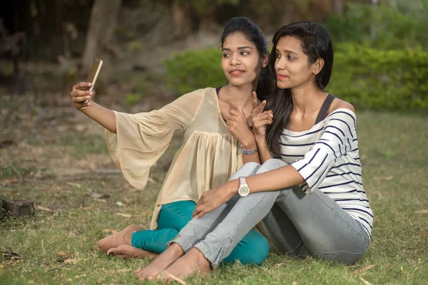 Dos Hermosas Amigas Tomando Selfie Con Smartphone Aire Libre — Foto de Stock