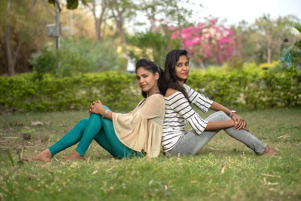 Dos Amigas Jóvenes Divirtiéndose Juntas Aire Libre Mirando Cámara — Foto de Stock