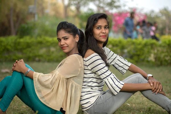 Dos Amigas Jóvenes Divirtiéndose Juntas Aire Libre Mirando Cámara — Foto de Stock