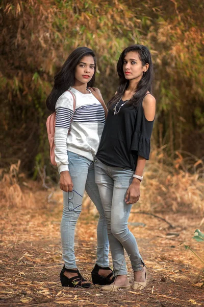 Dos Amigas Jóvenes Pie Juntas Divirtiéndose Aire Libre Mirando Cámara — Foto de Stock