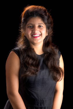 Siyah arka planda güzel bir genç kızın portresi