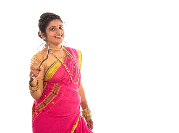 Joven Tradicional India Chica Sosteniendo Utensilio Cocina Sobre Fondo Blanco —  Fotos de Stock
