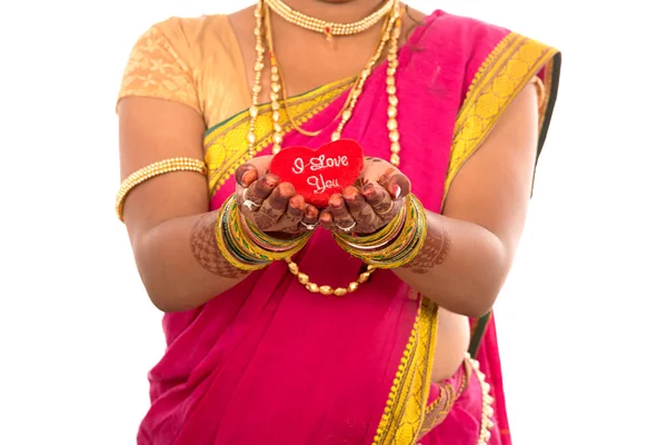 伝統的な美しいですインドの若いです女の子で見ますポルノのとともにハート上の白い背景 — ストック写真