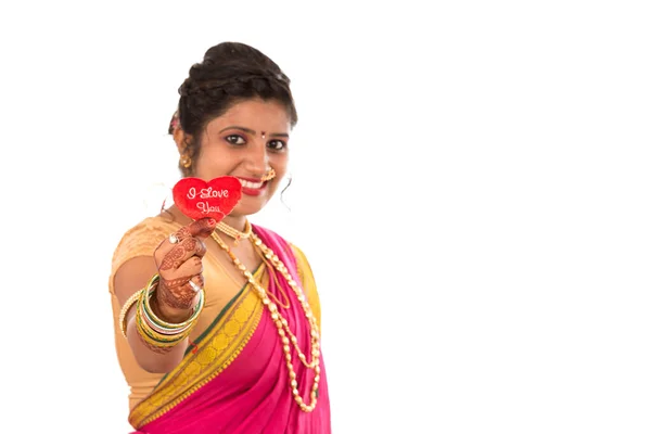 Tradicional Hermosa Joven India Saree Posando Con Corazón Sobre Fondo — Foto de Stock