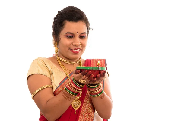 Portret Indyjskiej Tradycyjnej Dziewczyny Trzymającej Pooja Thali Diyą Podczas Festiwalu — Zdjęcie stockowe