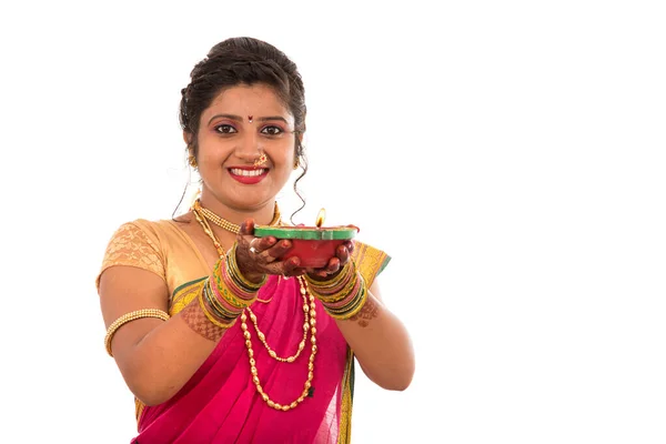 Retrato Una Chica Tradicional India Sosteniendo Pooja Thali Con Diya — Foto de Stock