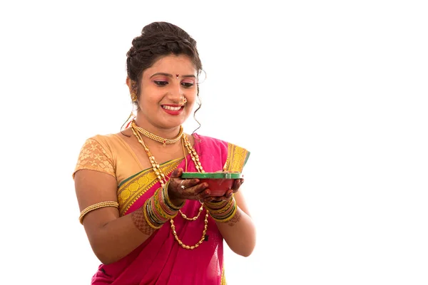 Retrato Uma Menina Tradicional Indiana Segurando Pooja Thali Com Diya — Fotografia de Stock