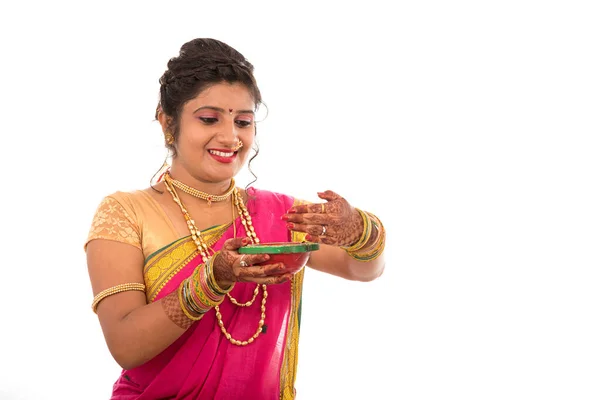 Portret Indyjskiej Tradycyjnej Dziewczyny Trzymającej Pooja Thali Diyą Podczas Festiwalu — Zdjęcie stockowe
