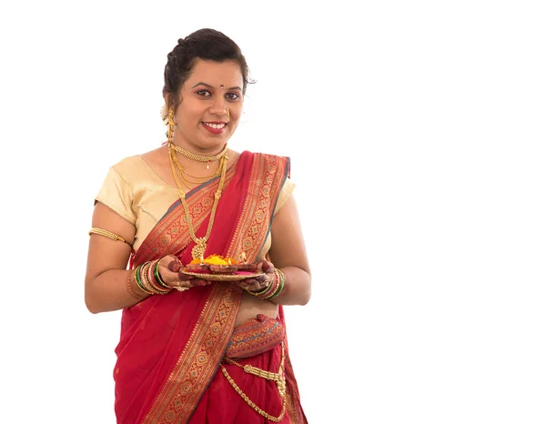 在白色背景的光明节期间 一个印度传统女孩和Diya一起拿着意大利泡菜的肖像 Diwali或Deep Avali — 图库照片