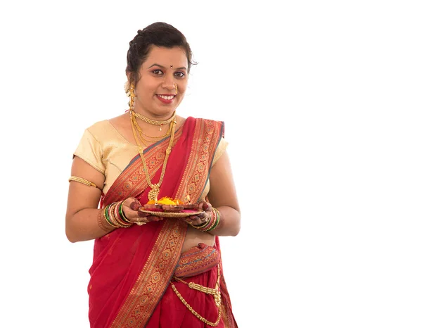 Retrato Una Chica Tradicional India Sosteniendo Pooja Thali Con Diya — Foto de Stock