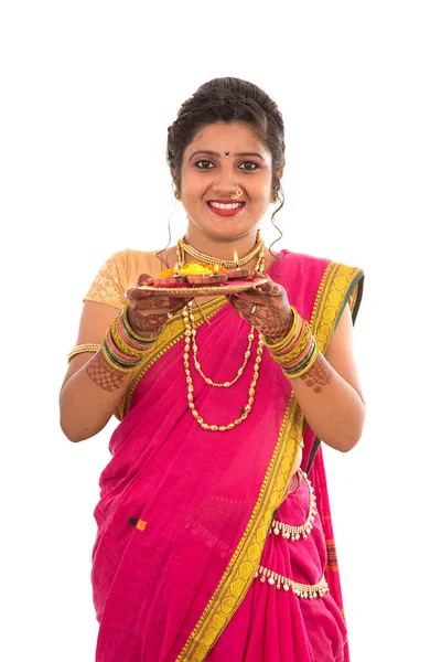Портрет Індіанської Традиційної Дівчинки Тримає Pooja Thali Дією Під Час — стокове фото