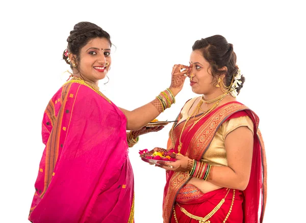 Portrét Indické Tradiční Dívky Drží Diya Květiny Thali Sestry Slaví — Stock fotografie