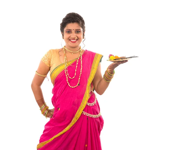 Retrato Una Chica Tradicional India Sosteniendo Pooja Thali Con Diya — Foto de Stock