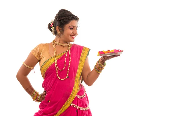 Портрет Індіанської Традиційної Дівчинки Яка Тримає Pooja Thali Дією Під — стокове фото
