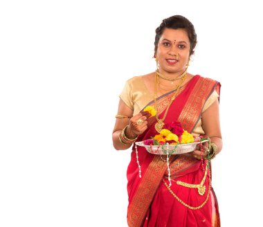 Çiçek tutan güzel Hintli kadın thali