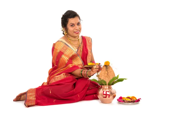 Індійська Традиційна Жінка Виконує Богослужіння Мідним Калашем Індійським Святом Мідним — стокове фото
