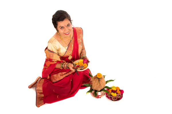 インドの伝統的な女性は 銅カラッシュ インド祭り ココナッツとマンゴーの葉の花の装飾と銅カラッシュで礼拝を行う Hindu法会に不可欠である — ストック写真