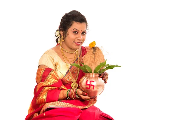 인도의 전통적 여자들 축제를 가지고 숭배하는 힌두푸자 코코넛 — 스톡 사진