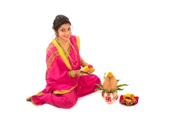 インドの伝統的な女の子は 銅カラッシュ インドの祭り ココナッツとマンゴーの葉の花の装飾と銅カラッシュで礼拝を実行します — ストック写真