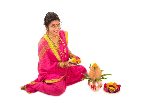 インドの伝統的な女の子は 銅カラッシュ インドの祭り ココナッツとマンゴーの葉の花の装飾と銅カラッシュで礼拝を実行します — ストック写真