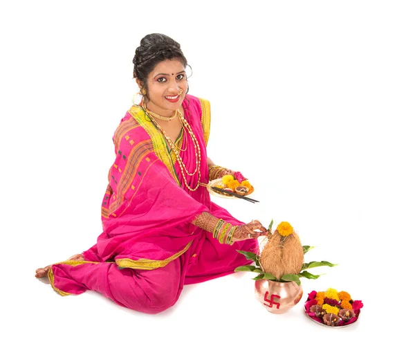 Indian Traditional Girl Uitvoeren Van Aanbidding Met Koper Kalash Indian — Stockfoto