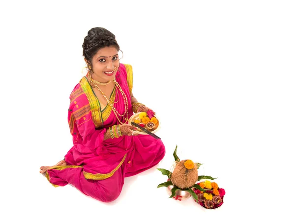 Indian Traditional Girl Uitvoeren Van Aanbidding Met Koper Kalash Indian — Stockfoto
