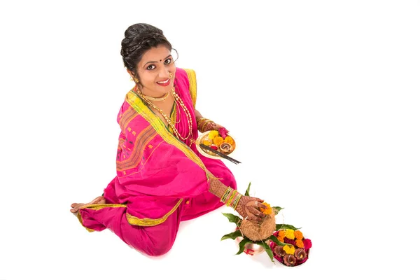 Indian Traditional Girl Realiza Adoración Con Kalash Cobre Festival Indio — Foto de Stock
