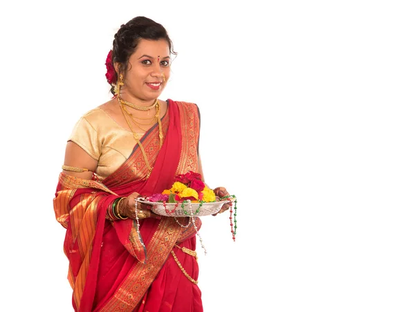 Frumos Indian Femeie Holding Floare Thali — Fotografie, imagine de stoc