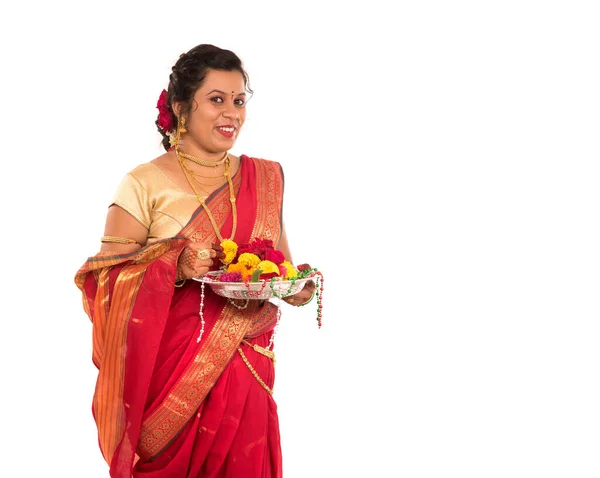 Индийская Женщина Цветочным Тали — стоковое фото