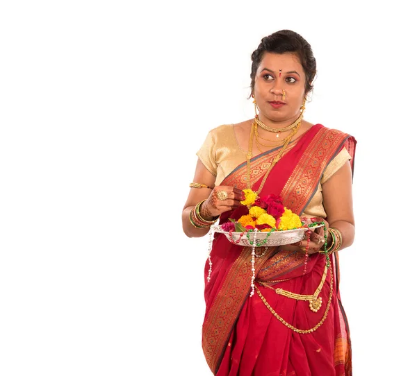 Прекрасна Індійська Жінка Тримає Квітку Талі — стокове фото