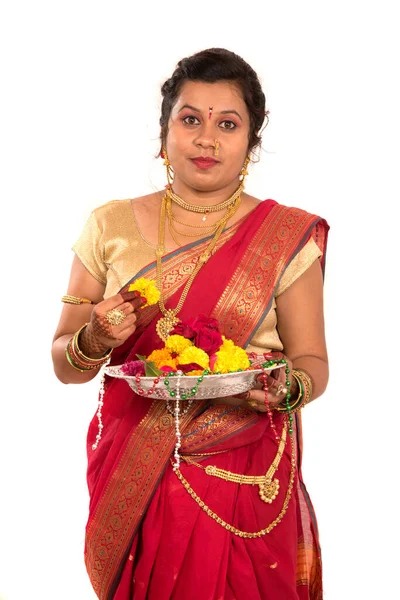 Όμορφη Ινδή Γυναίκα Εκμετάλλευση Λουλούδι Thali — Φωτογραφία Αρχείου