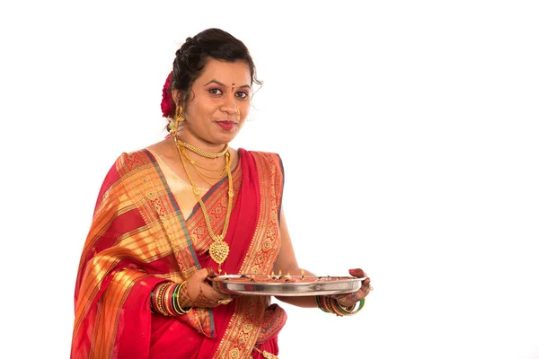 Retrato Una Chica Tradicional India Sosteniendo Diya Diwali Foto Deepavali — Foto de Stock