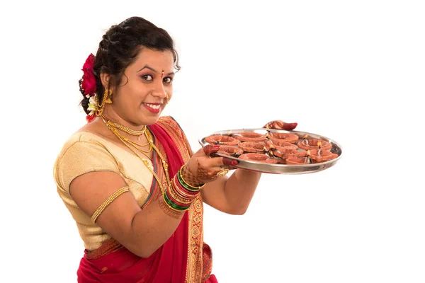 Retrato Uma Menina Tradicional Indiana Segurando Diya Diwali Deepavali Foto — Fotografia de Stock