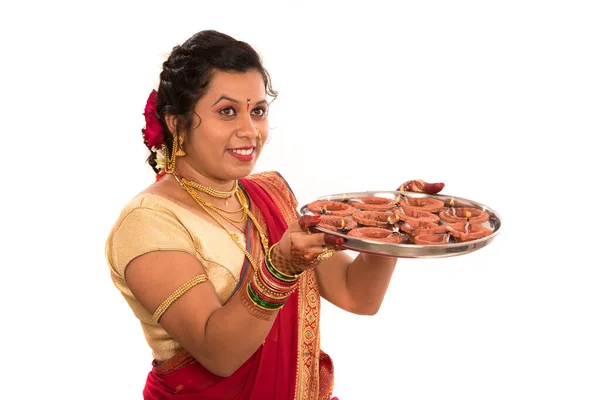 Retrato Uma Menina Tradicional Indiana Segurando Diya Diwali Deepavali Foto — Fotografia de Stock