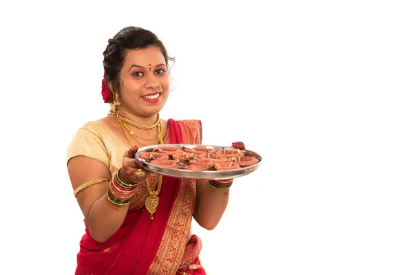 在白色背景的光明节期间 一个印度传统女孩手持Diya Diwali或Deep Avali照片的肖像 她的手拿着油灯 — 图库照片