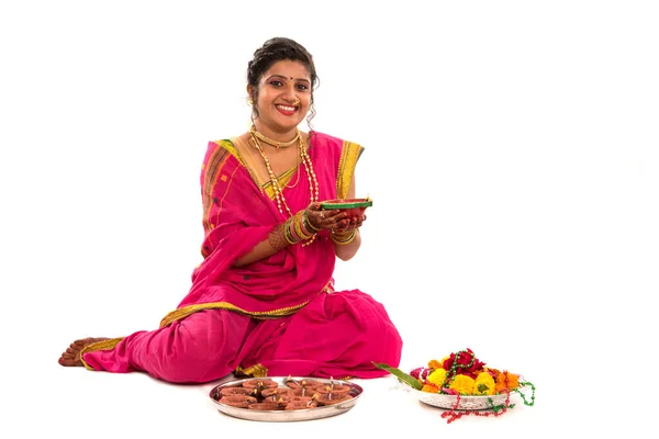 Retrato Uma Menina Tradicional Indiana Segurando Diya Diwali Deepavali Foto — Fotografia de Stock