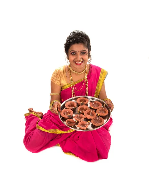 Retrato Una Chica Tradicional India Sosteniendo Diya Diwali Foto Deepavali — Foto de Stock