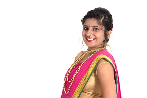 Primer Plano Hermosa India Tradicional Chica Saree Sobre Fondo Blanco — Foto de Stock