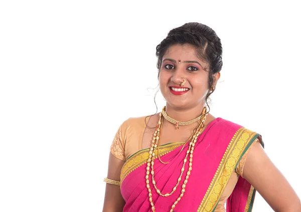 Primer Plano Hermosa India Tradicional Chica Saree Sobre Fondo Blanco —  Fotos de Stock