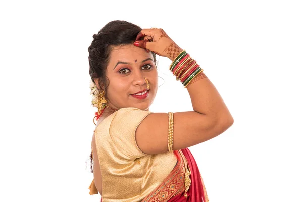 Närbild Vackra Indiska Traditionell Ung Flicka Saré Vit Bakgrund — Stockfoto