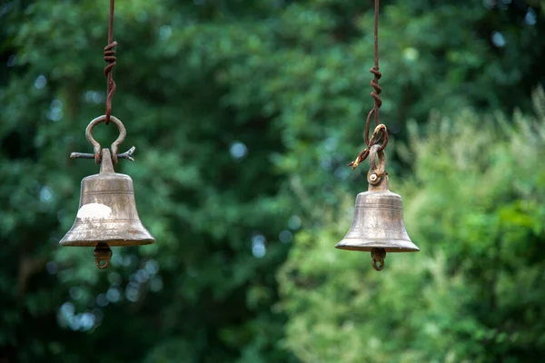 Schönes Junges Mädchen Läutet Eine Große Glocke Tempel — Stockfoto