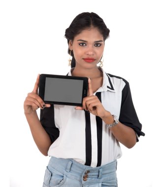 Beyaz arka planda boş ekranlı akıllı telefonu tutan güzel bir kadın.