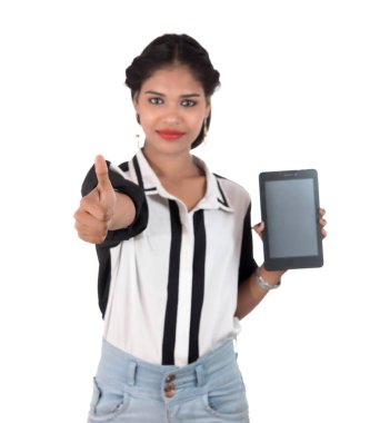 Beyaz arka planda boş ekranlı akıllı telefonu tutan güzel bir kadın.