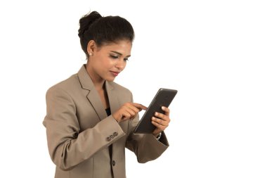 Beyaz arka planda izole edilmiş cep telefonu ya da akıllı telefon kullanan bir iş kadını