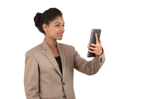 Güzel Genç Kadını Beyaz Arka Planda Izole Edilmiş Selfie Çekmek — Stok fotoğraf